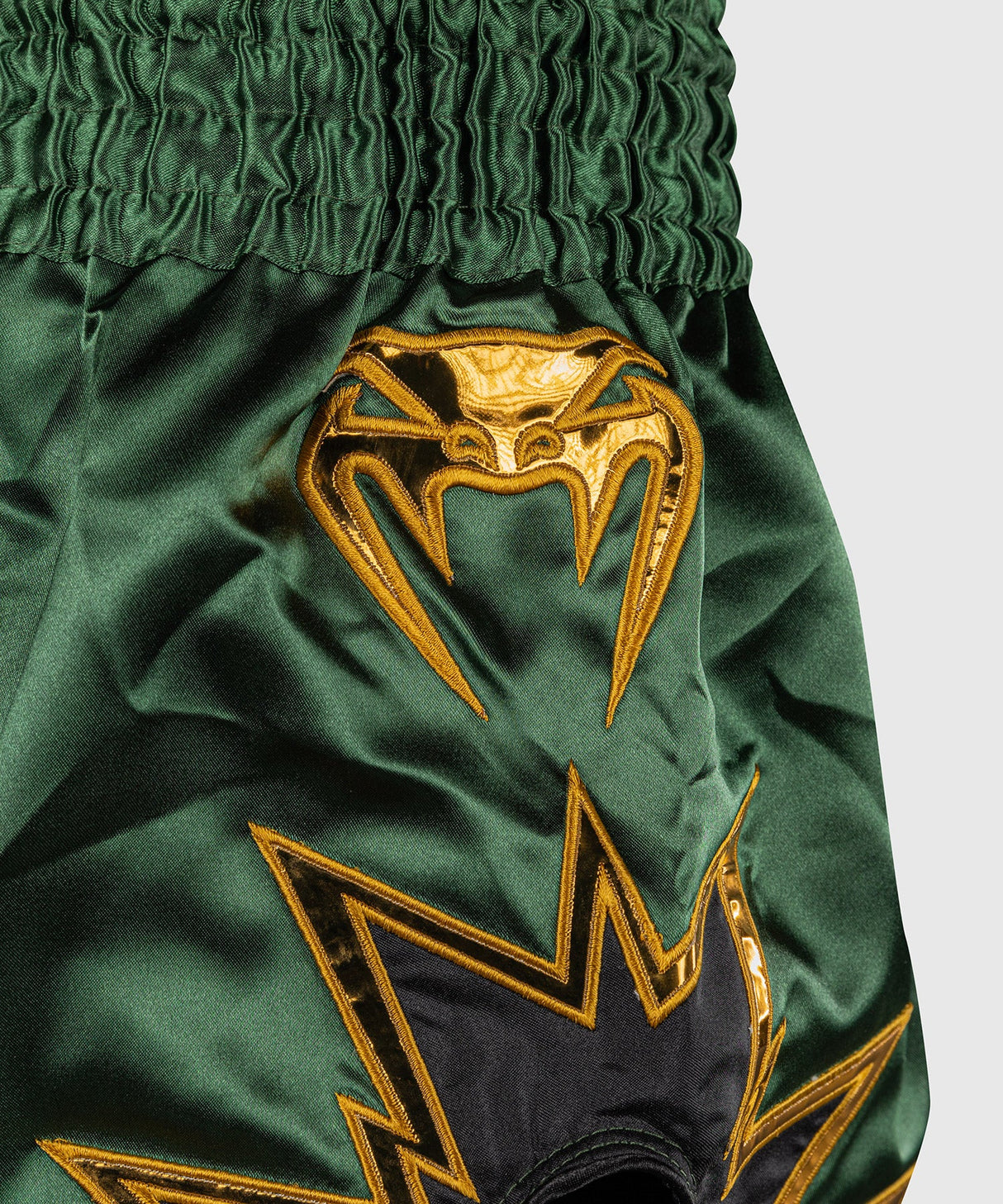 Venum Inferno 2.0 Muay Thai Short Zwart/Kaki - logo detail