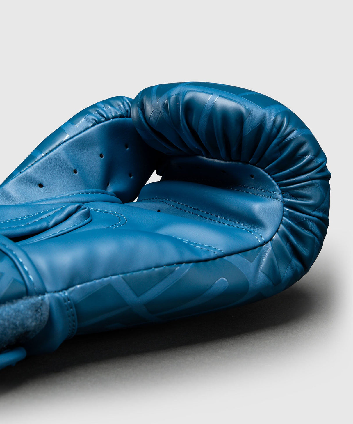 Venum Contender 1.5 XT 3D Bokshandschoenen Marineblauw - 3D-logo detail
