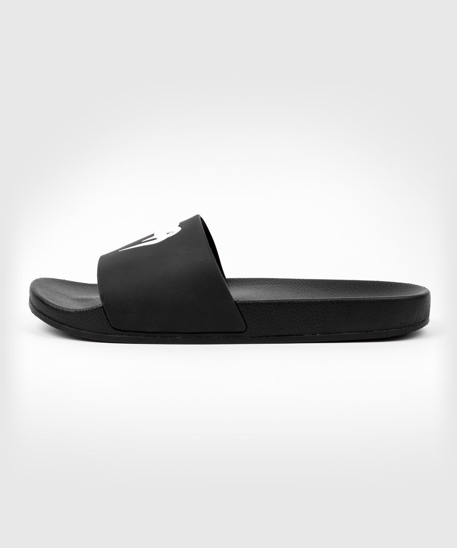Venum Slippers Classic – Černé/Bílé