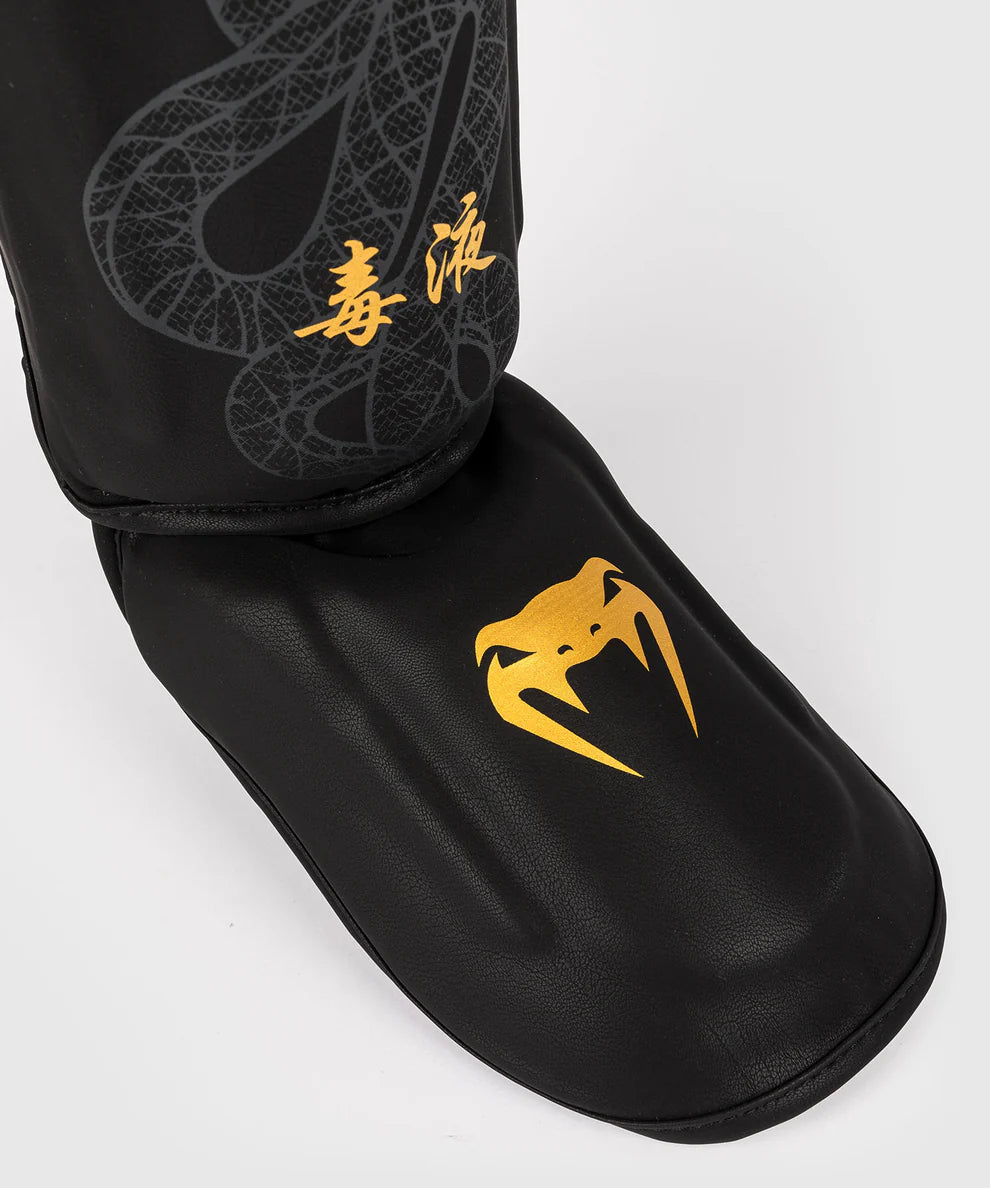 Venum Kickboks Scheenbeschermers Serpenti - Zwart