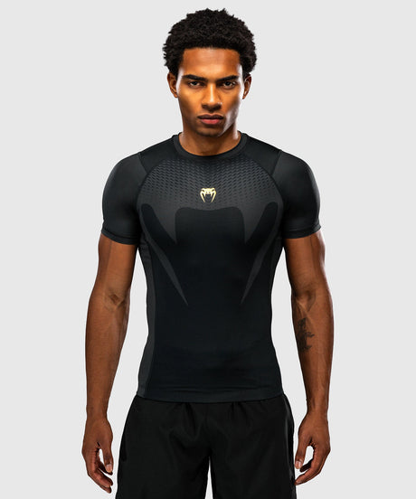 Rashguard Venum Attack cu mâneci scurte – Negru/Auriu