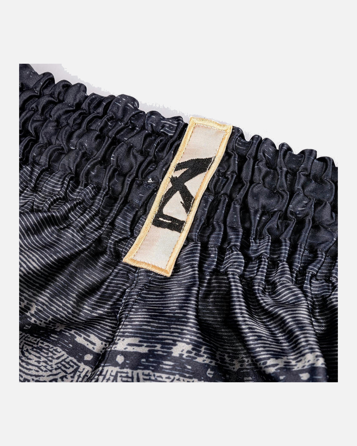 8 WEAPONS Muay Thai Shorts Hanuman - Zwart/Goud