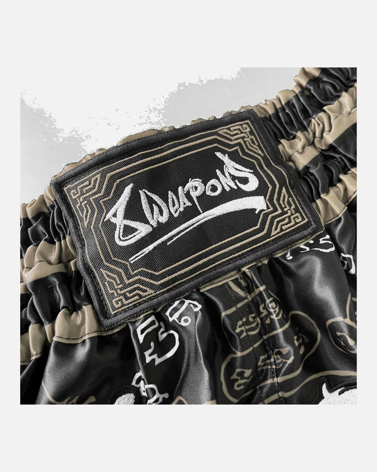 8 WEAPONS Muay Thai Shorts 8 Ways Yant 2.0 - Zwart/Zand