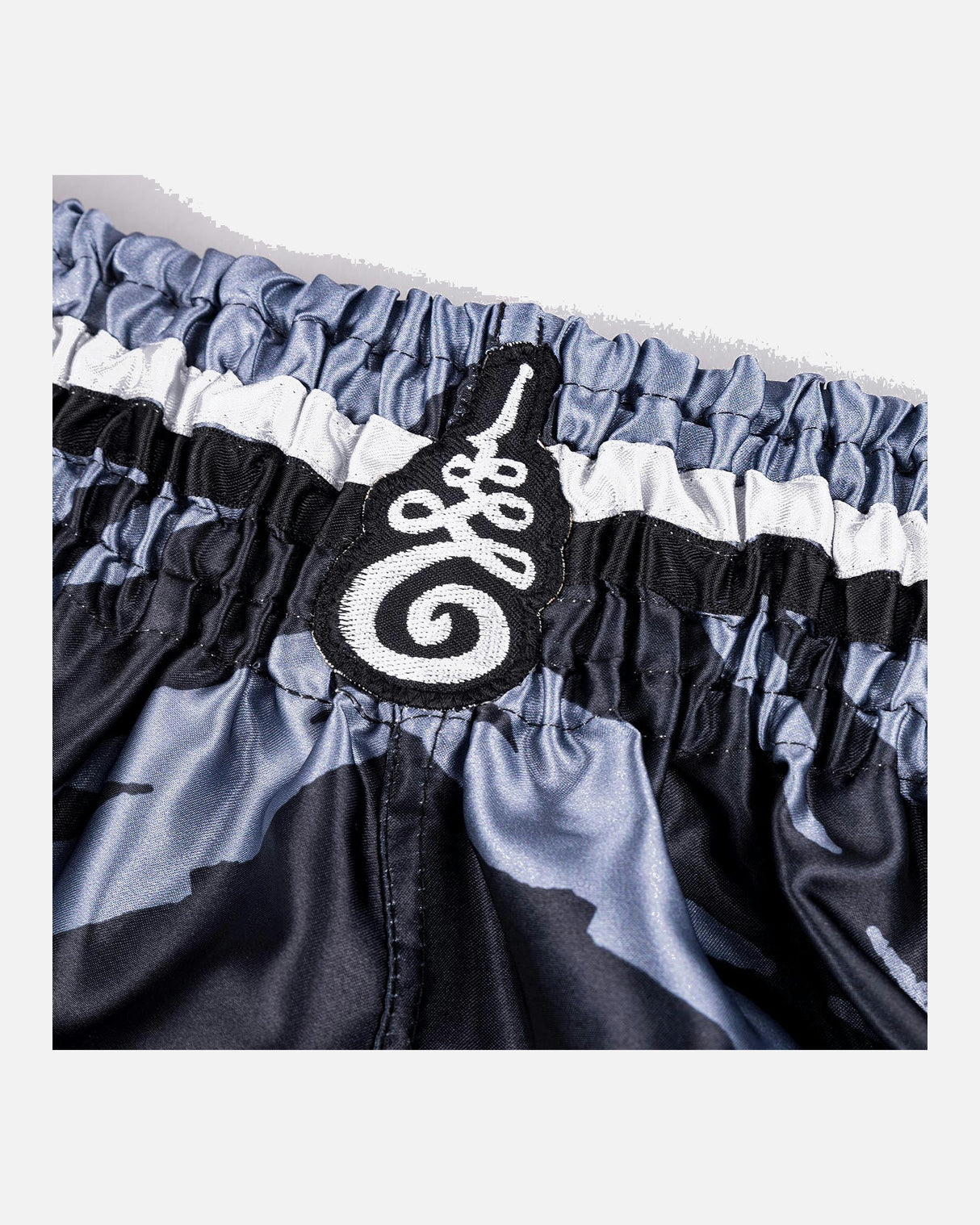 8 WEAPONS Muay Thai Shorts 8 Ways Yant - Zwart/Zilver