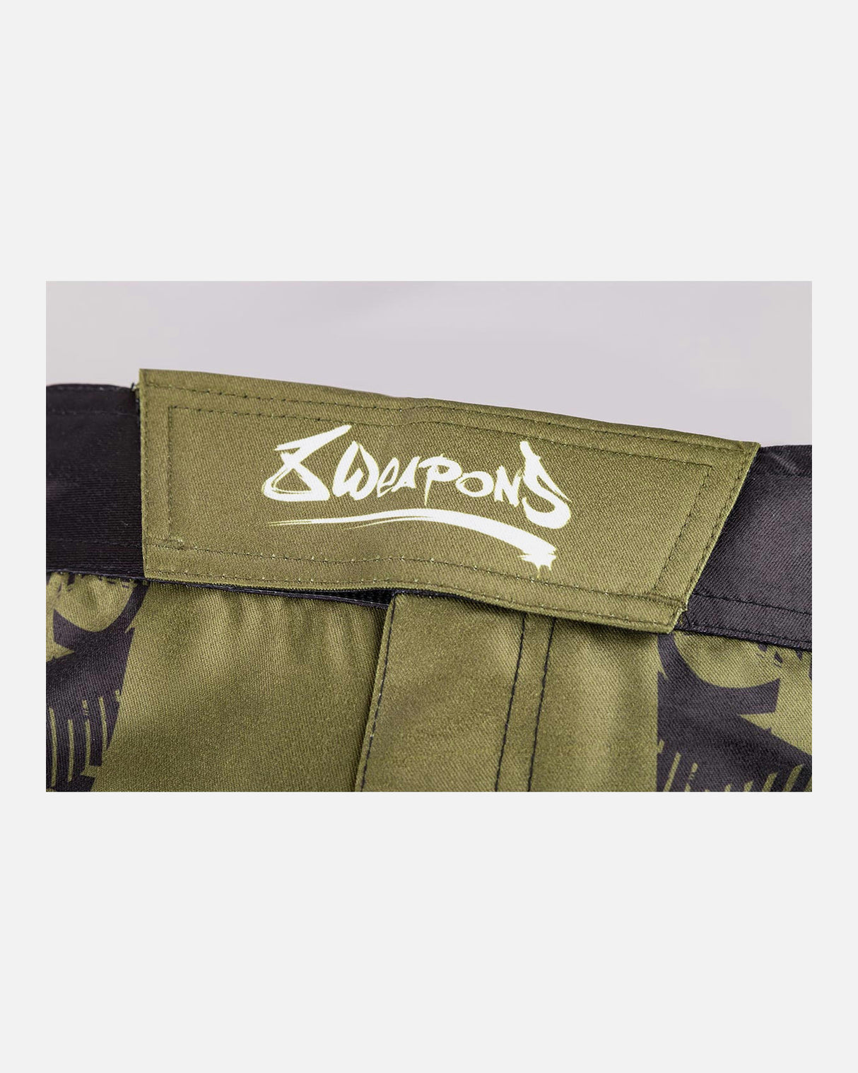8 WEAPONS MMA Shorts Hit 2.0 - Olijf/Zwart