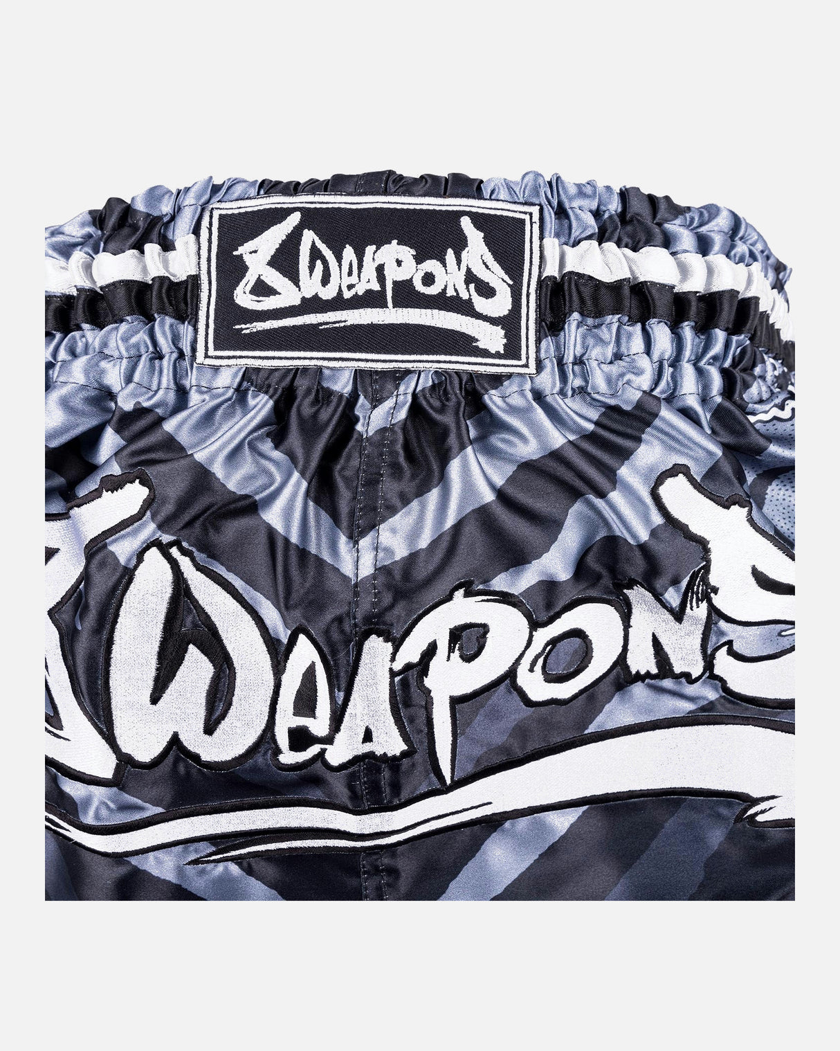 8 WEAPONS Muay Thai Shorts 8 Ways Yant - Zwart/Zilver