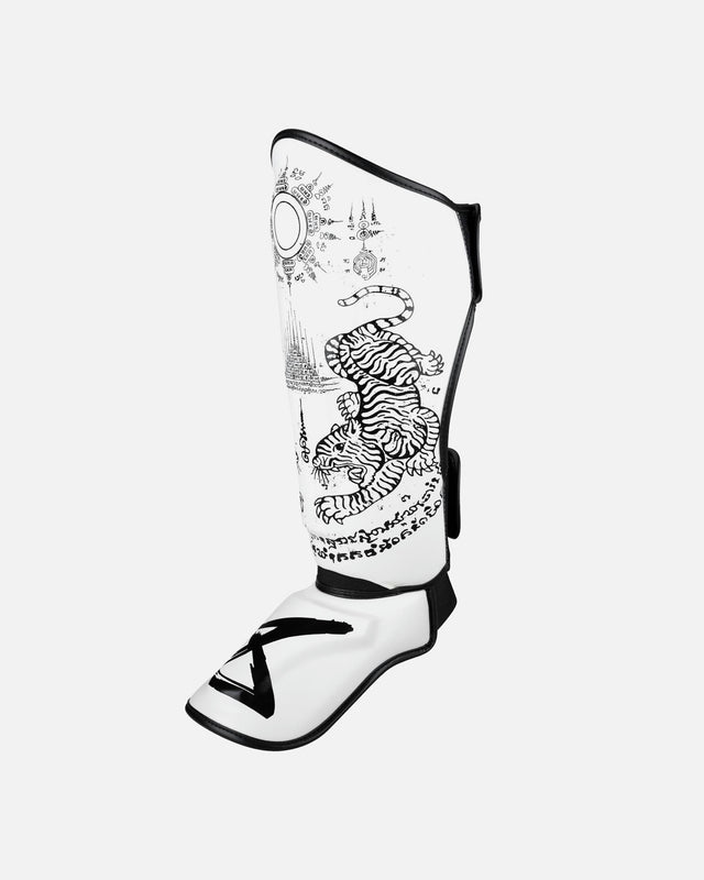 Espinilleras 8 WEAPONS Sak Yant Tigers – Blanco/Negro