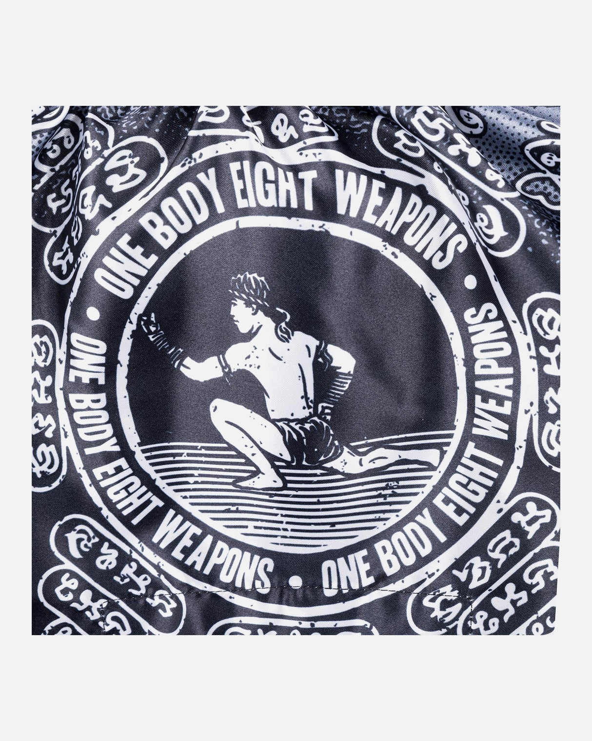 8 WEAPONS Muay Thai Shorts 8 Ways Yant - Zwart/Zilver