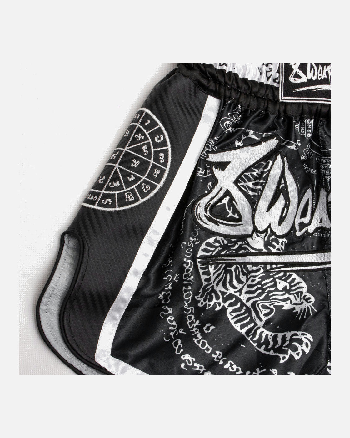 8 WEAPONS Muay Thai Shorts Carbon Sak Yant Tigers - Zwart